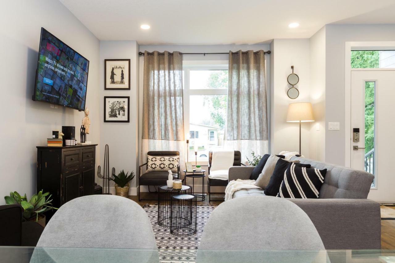 Contemporary Farmhouse Home - King Bed - Double Garage Parking - Free Wifi & Netflix - Long Stays Welcome Edmonton Exteriér fotografie