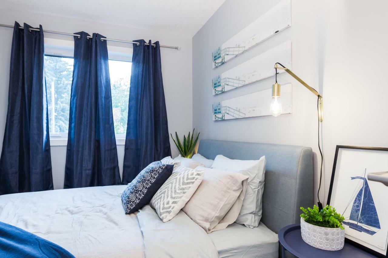 Contemporary Farmhouse Home - King Bed - Double Garage Parking - Free Wifi & Netflix - Long Stays Welcome Edmonton Exteriér fotografie